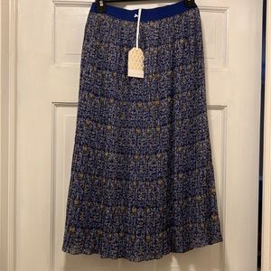 Beyond Words Small pleated blue midi skirt. New with tags.